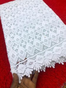 Tissu dentelle guipure blanche premium – 5 yards (grand boubou, cérémonie)